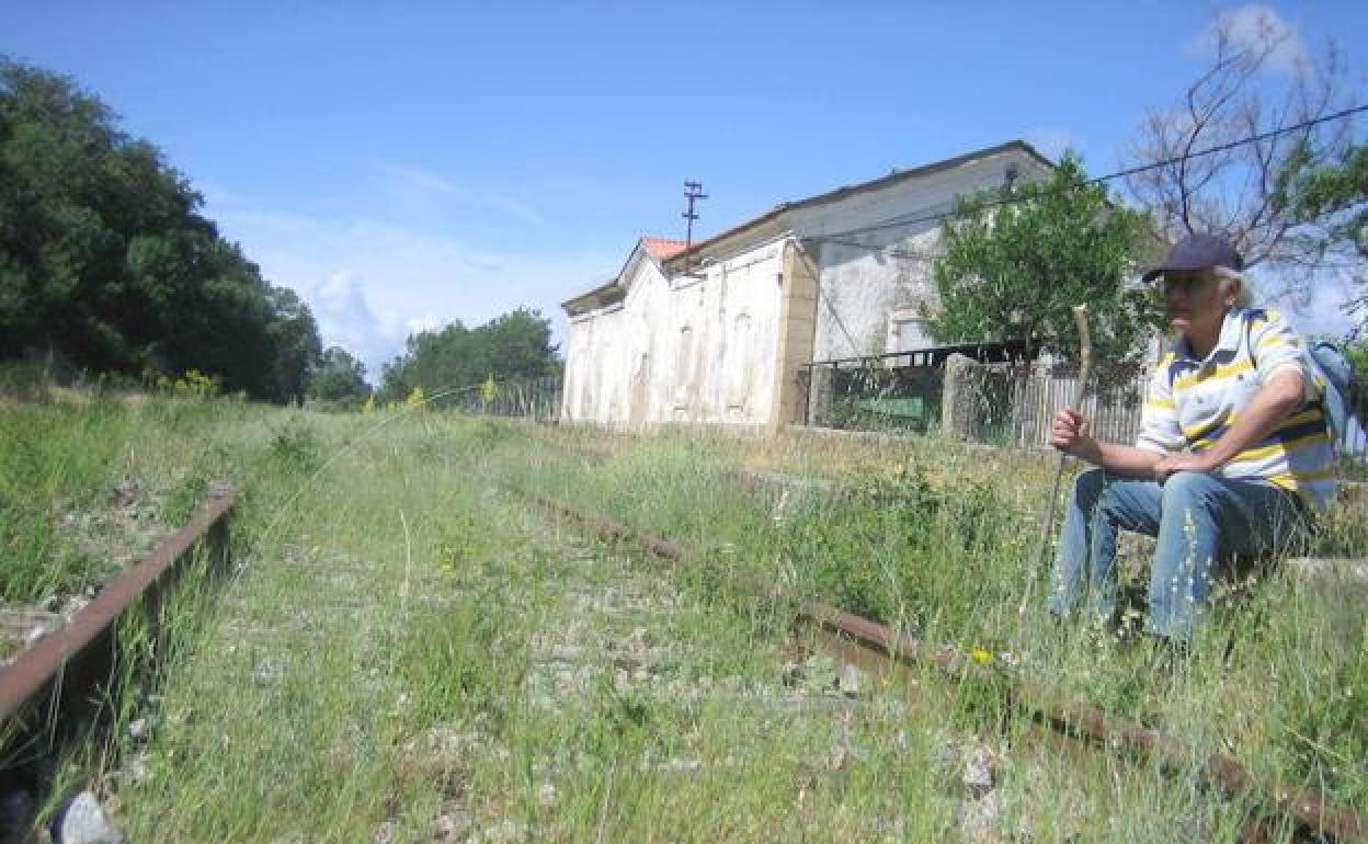 Imagen de la vía abandonada del tren Ruta de la Plata. 