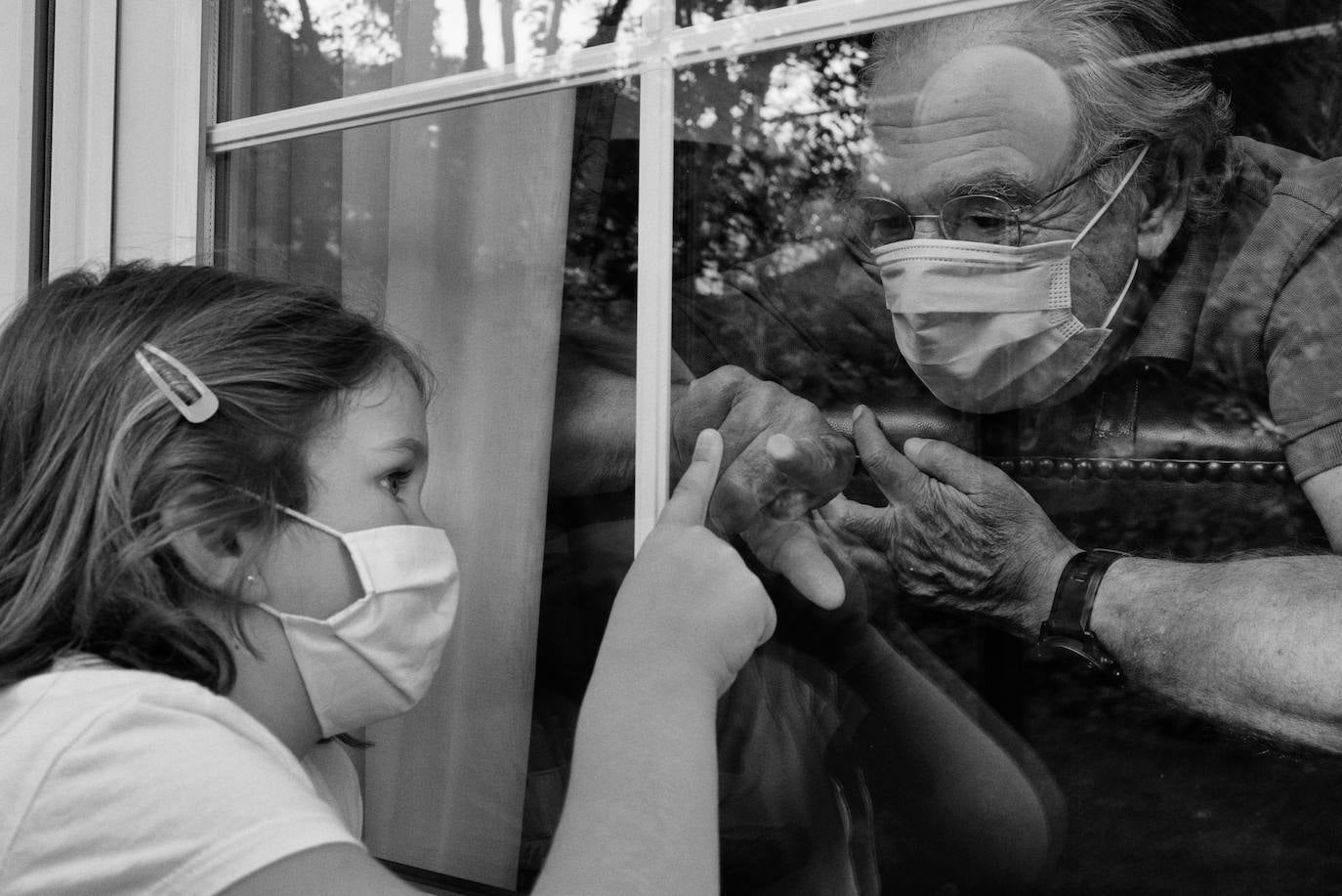 Una niña juega con su abuelo durante la desescalada