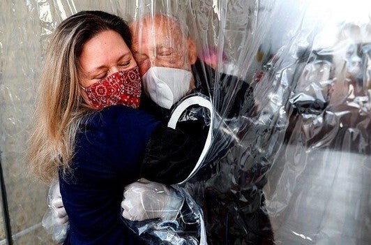 El abrazo entre una hija y su padre, enfermo de Covid.