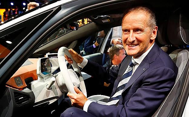 El CEO de Volkswagen, Herbert Diess, en un ID.3 eléctrico
