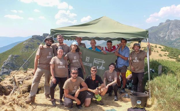 El equipo de Hismecon posa en una de sus excavaciones, localizada en El Regañón, San Emiliano. 