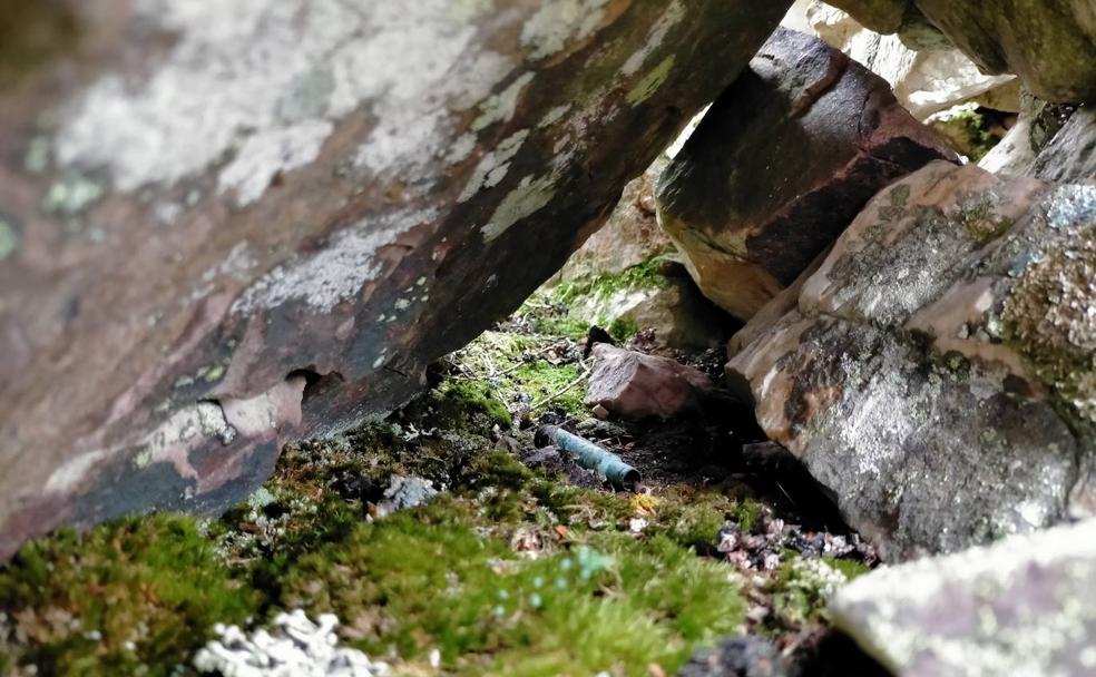 Una pieza de armamento descansa entre las piedras de una de las fortificaciones de la zona de Babia. 