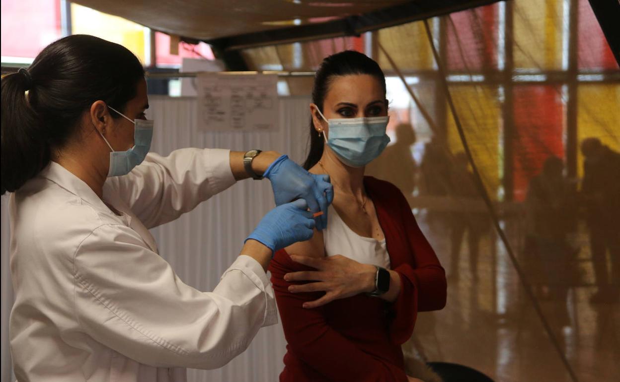 Una persona reicbe la vacuna en el Palacio de Exposiciones de León.