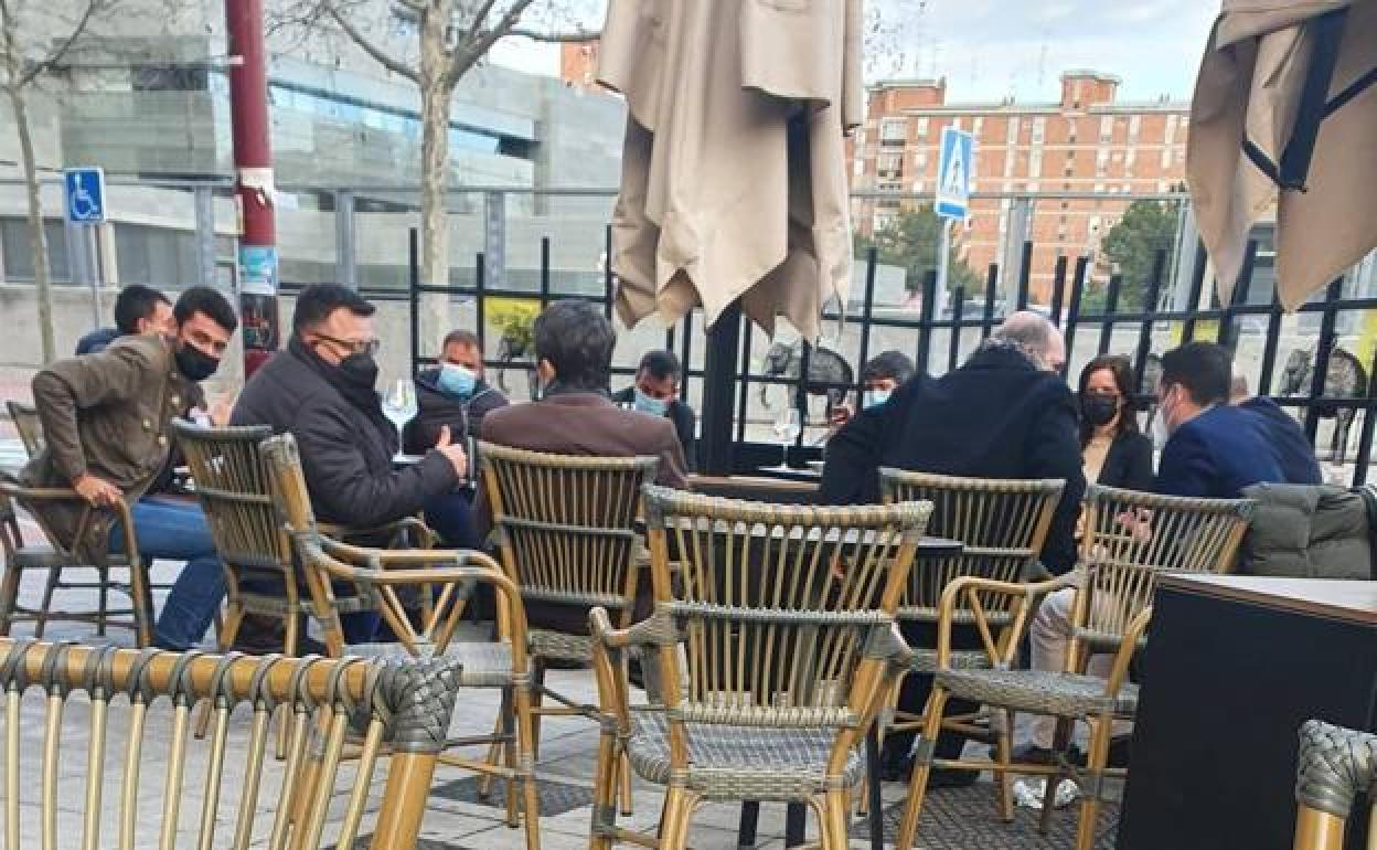 Francisco Igea comparte mesa con varias personas en una terraza.