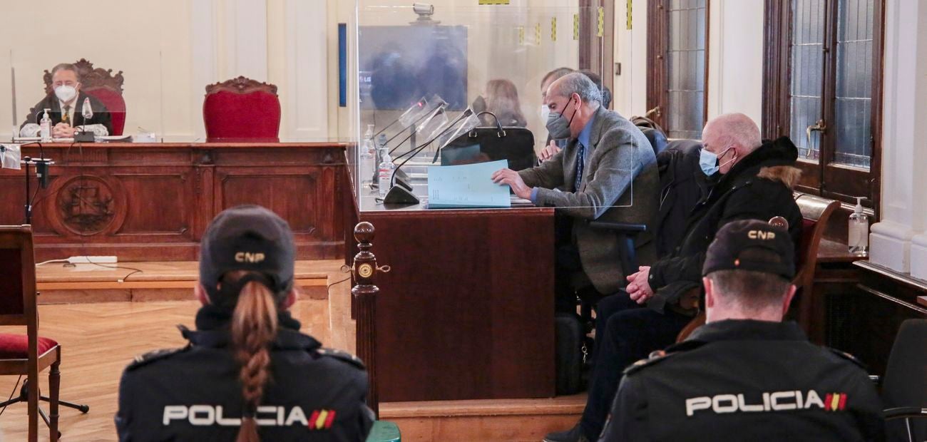 Primera sesión del juicio contra el Policía Nacional jubilado acusado de matar de un disparo a su mujer y herir a un vecino en 2018 en Astorga. 