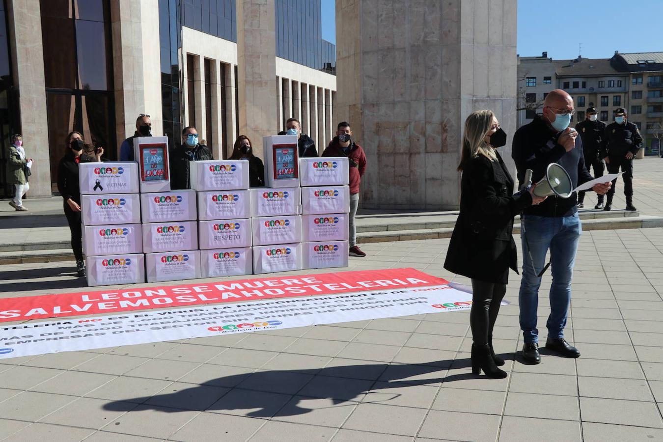 Los hhosteleros se concentran frente a la Junta cuando se cumple un año del estado de alarma.