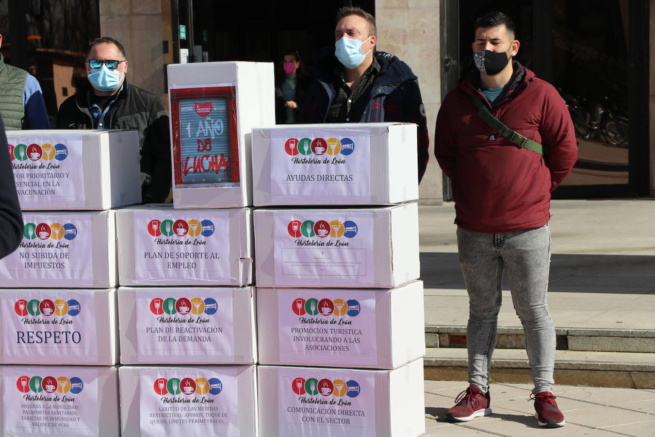 Los hhosteleros se concentran frente a la Junta cuando se cumple un año del estado de alarma.