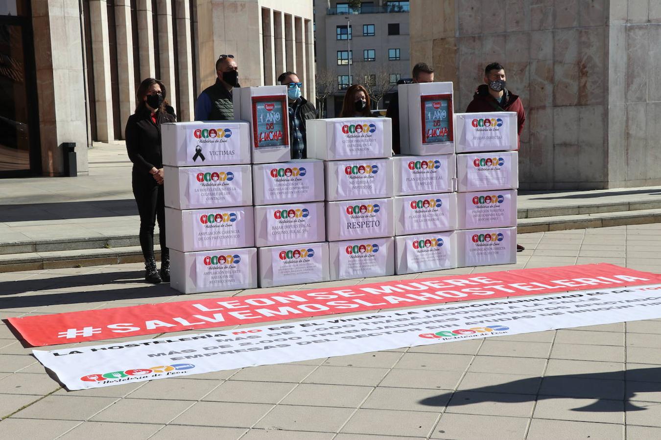 Los hhosteleros se concentran frente a la Junta cuando se cumple un año del estado de alarma.