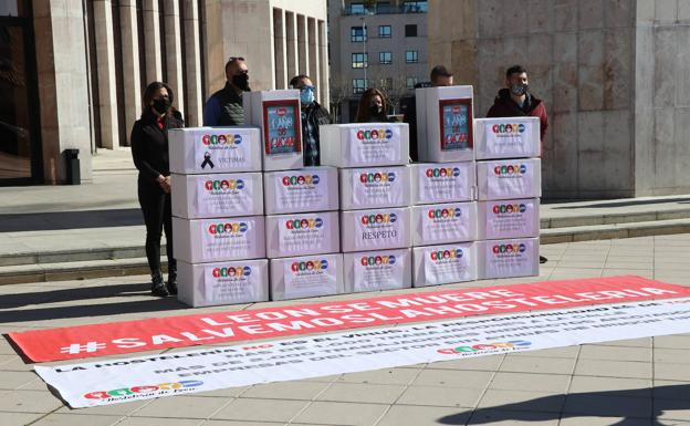 Galería. Los hosteleros se concentran frente a la Junta cuando se cumple un año del estado de alarma. 