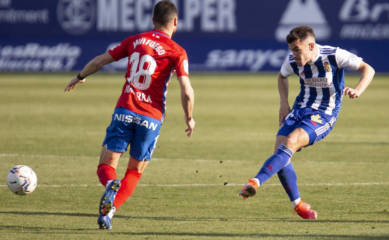 Curro, en una acción en el partido ante el Sporting en El Toralín.