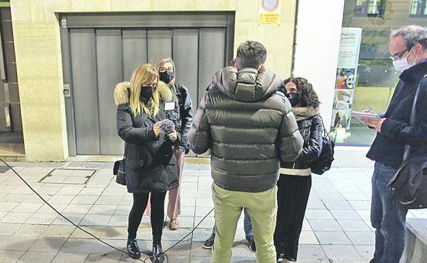 El abogado, de espaldas, acudió ayer a última hora de la tarde a denunciar la agresión ante la Policía Nacional, y atendió a los medios. 