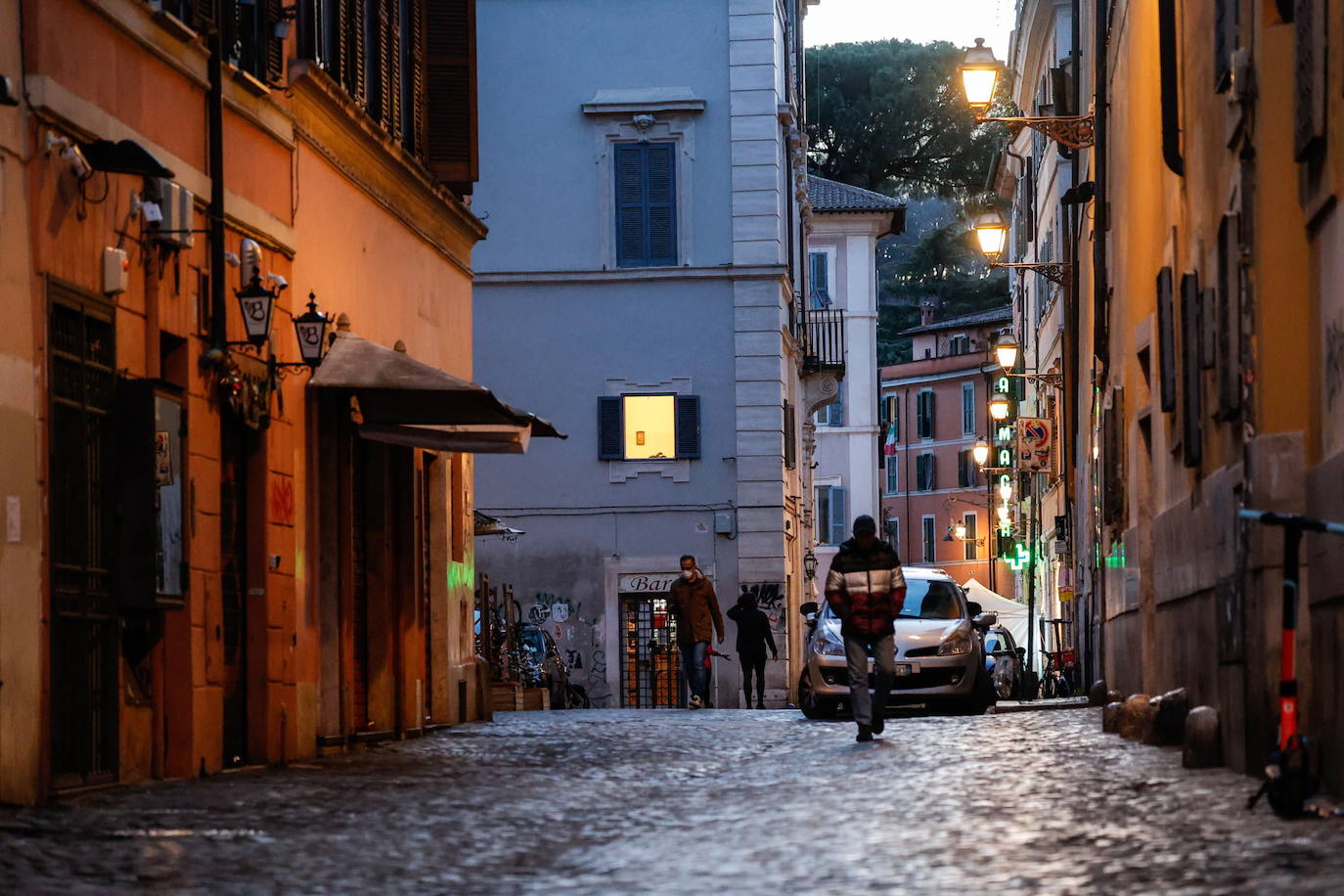 Roma | Cuarenta y dos millones de italianos han vuelto al confinamiento un año después del inicio de la pandemia. Las calles de Roma, Milán, Nápoles, Venecia o Turín presentan una imagen atípica, medio vacías desde que este lunes el gobierno italiano decretara una medida para frenar los contagios del país. Las comunidades más pobladas han entrado en la llamada 'zona roja', en la que sólo se puede salir por trabajo o necesidad.