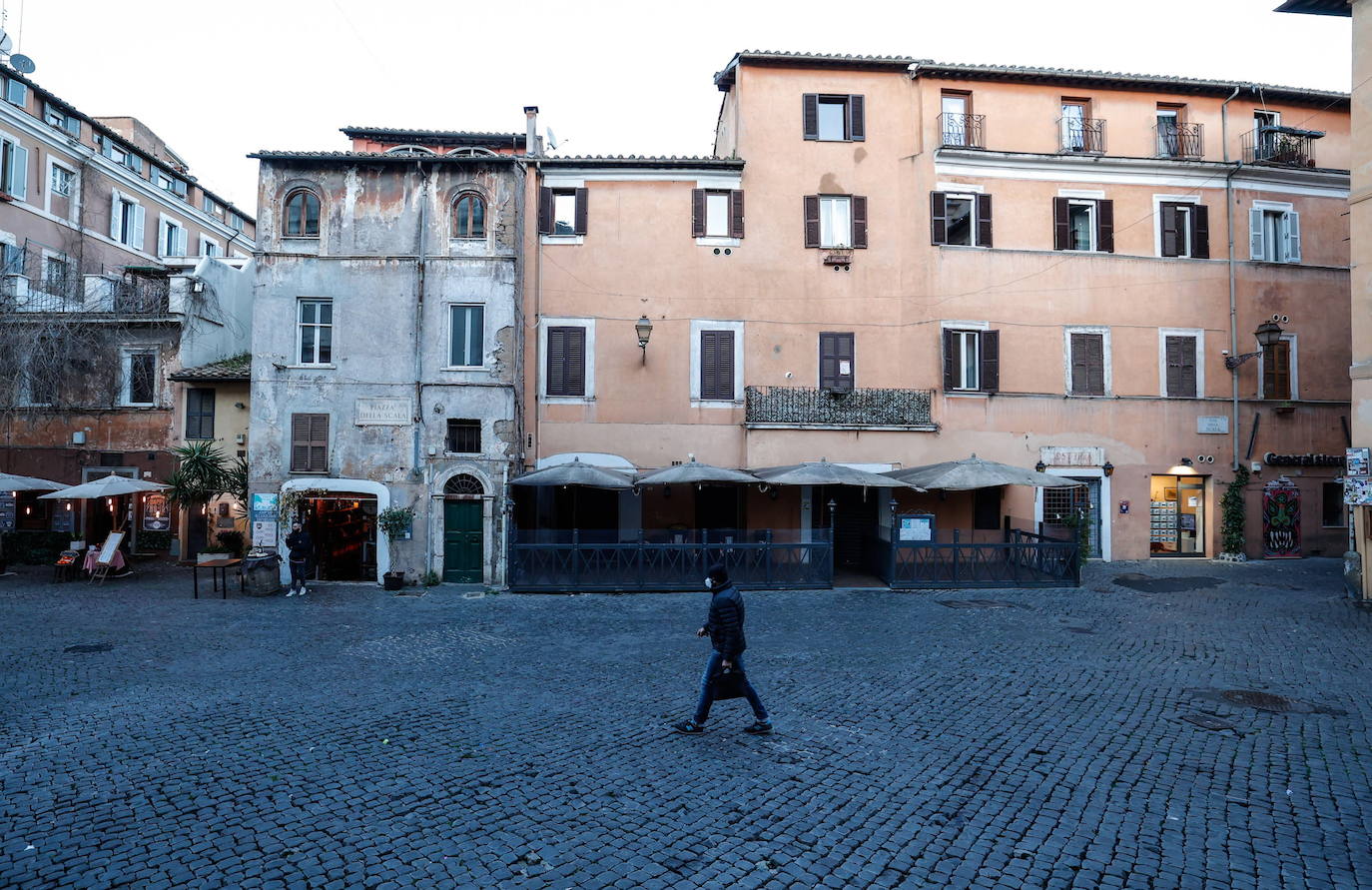 Roma | Cuarenta y dos millones de italianos han vuelto al confinamiento un año después del inicio de la pandemia. Las calles de Roma, Milán, Nápoles, Venecia o Turín presentan una imagen atípica, medio vacías desde que este lunes el gobierno italiano decretara una medida para frenar los contagios del país. Las comunidades más pobladas han entrado en la llamada 'zona roja', en la que sólo se puede salir por trabajo o necesidad.