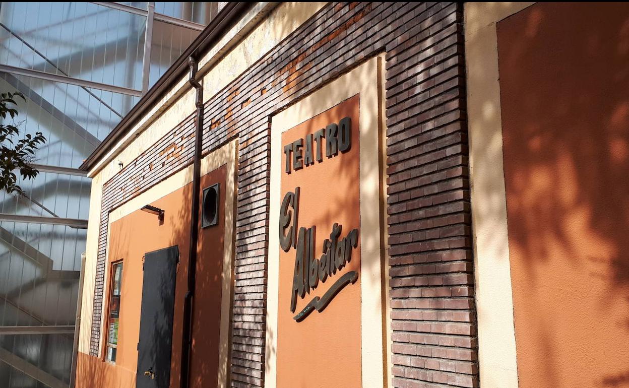 Entrada del teatro de El Albéitar. 