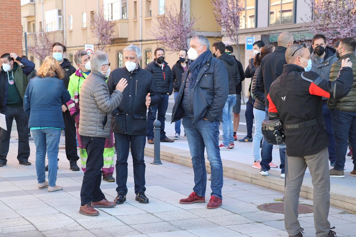 Los trabajadores de Renfe se concentran contra el cese de actividad del centro médico.