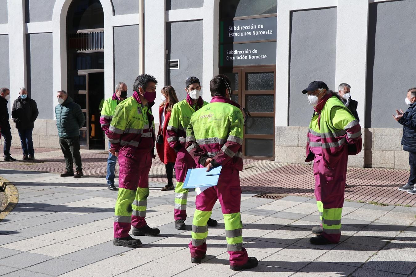 Los trabajadores de Renfe se concentran contra el cese de actividad del centro médico.