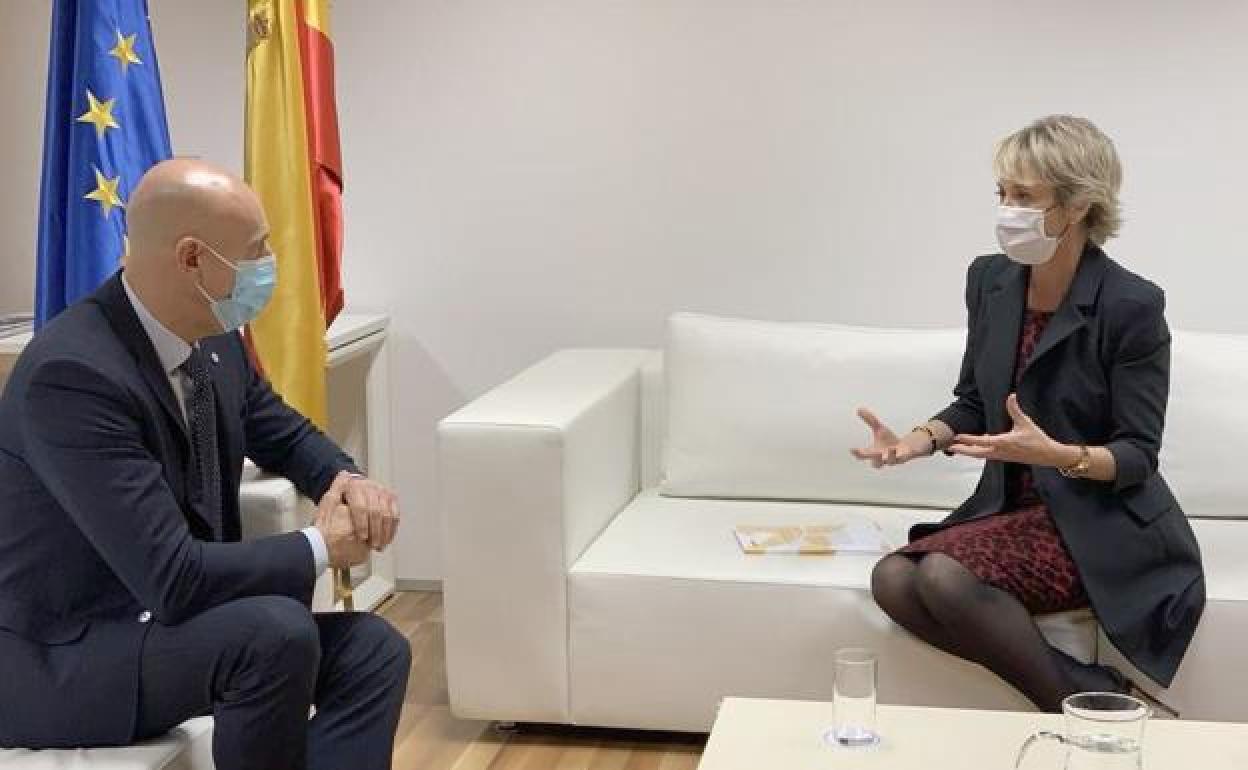 Imagne de archivo de una reunión del alcalde de León con Carme Artigas. 