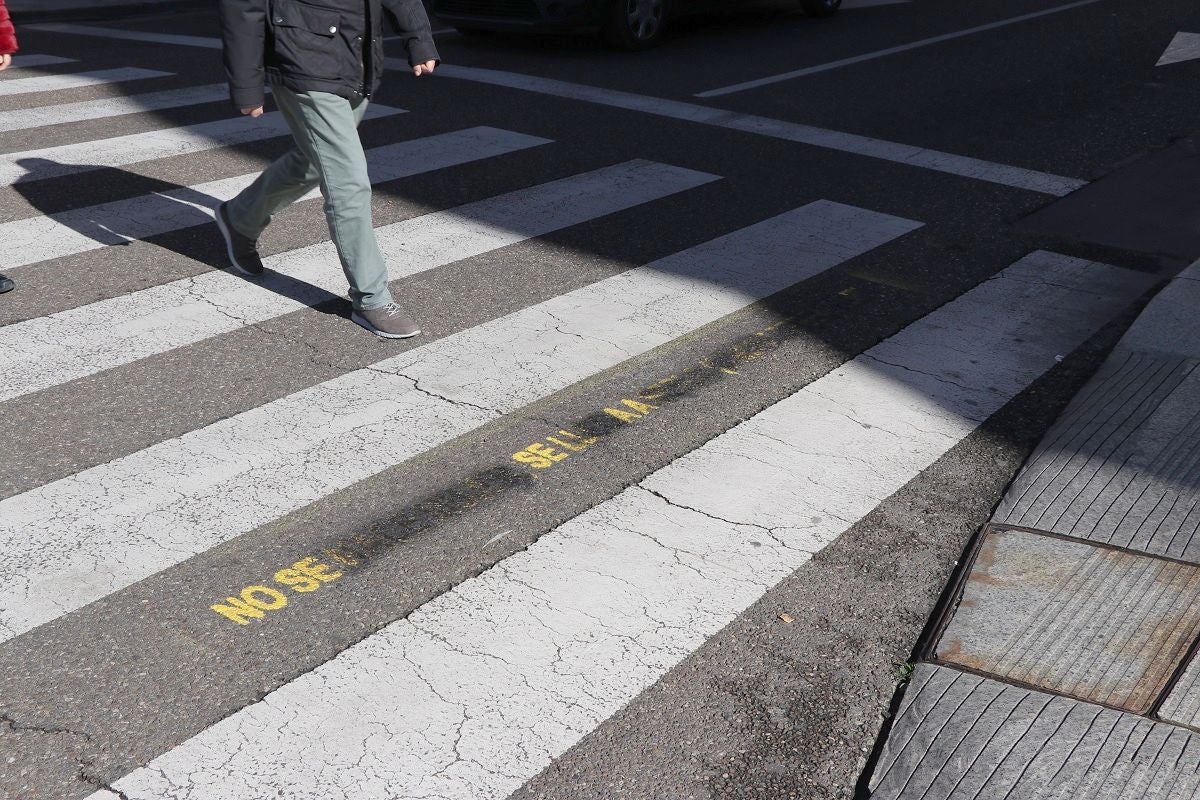 Apenas 48 horas han durado las frases que el Ayuntamiento ordenó pintar en los pasos de peatones con lemas alusivos a la importancia de reconocer la igualdad entre géneros. 