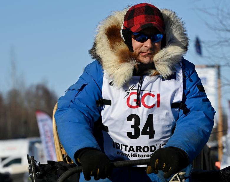 Martin Buser, musher de Big Lake, comienza la carrera de perros de trineo Iditarod Trail.