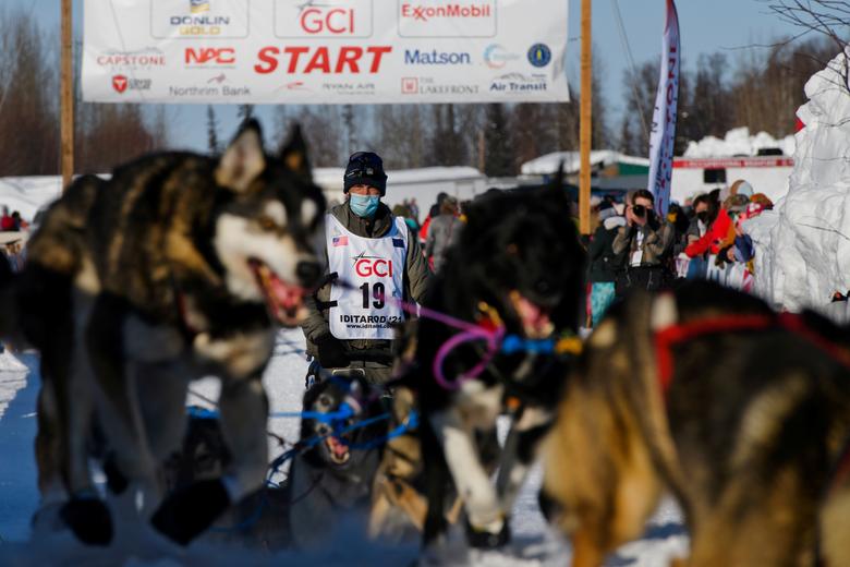 Christopher Parker, un novato de Fairbanks, deja la línea de salida de la Iditarod Trail Sled Dog Race.