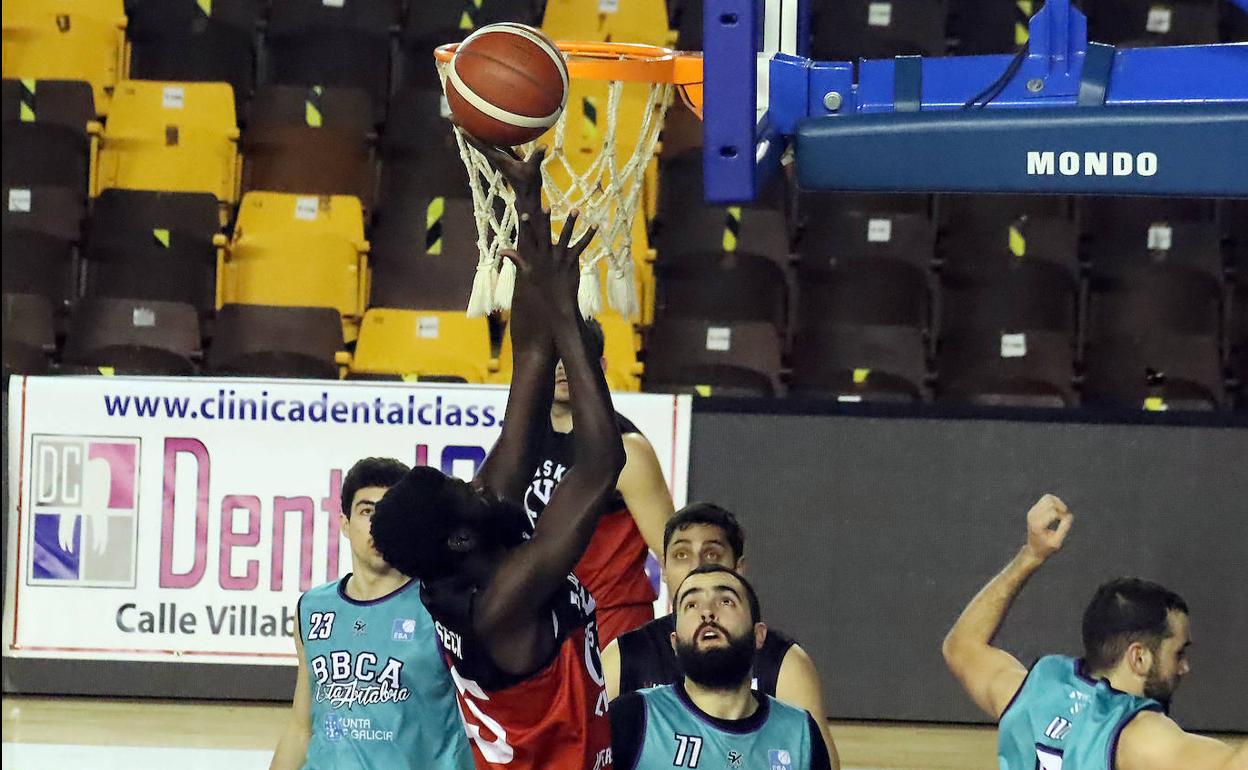 Un lance de un partido de ULE RBH Global Basket León.