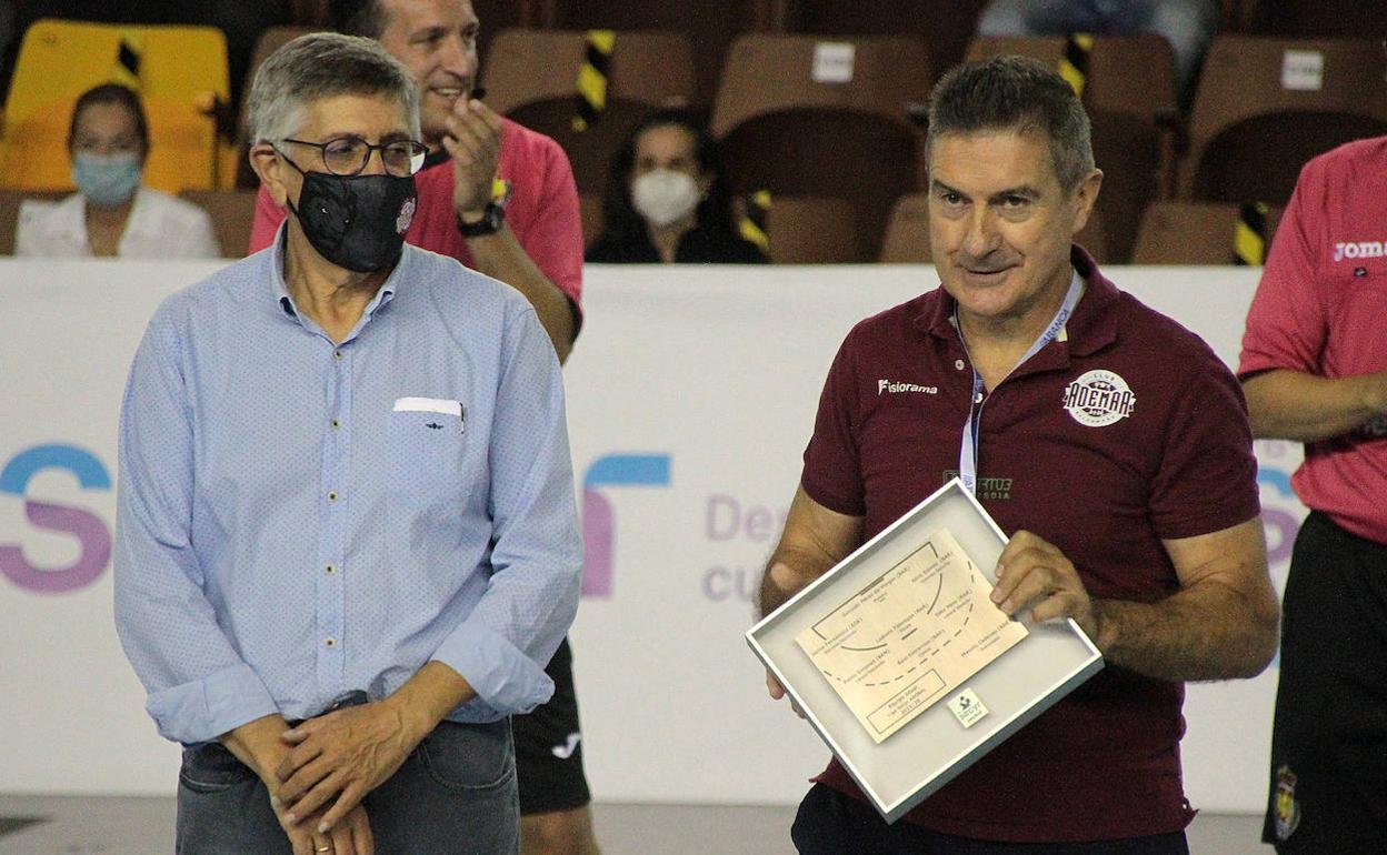 Tano Franco (I), presidente del Abanca Ademar, junto al entrenador, Manolo Cadenas.