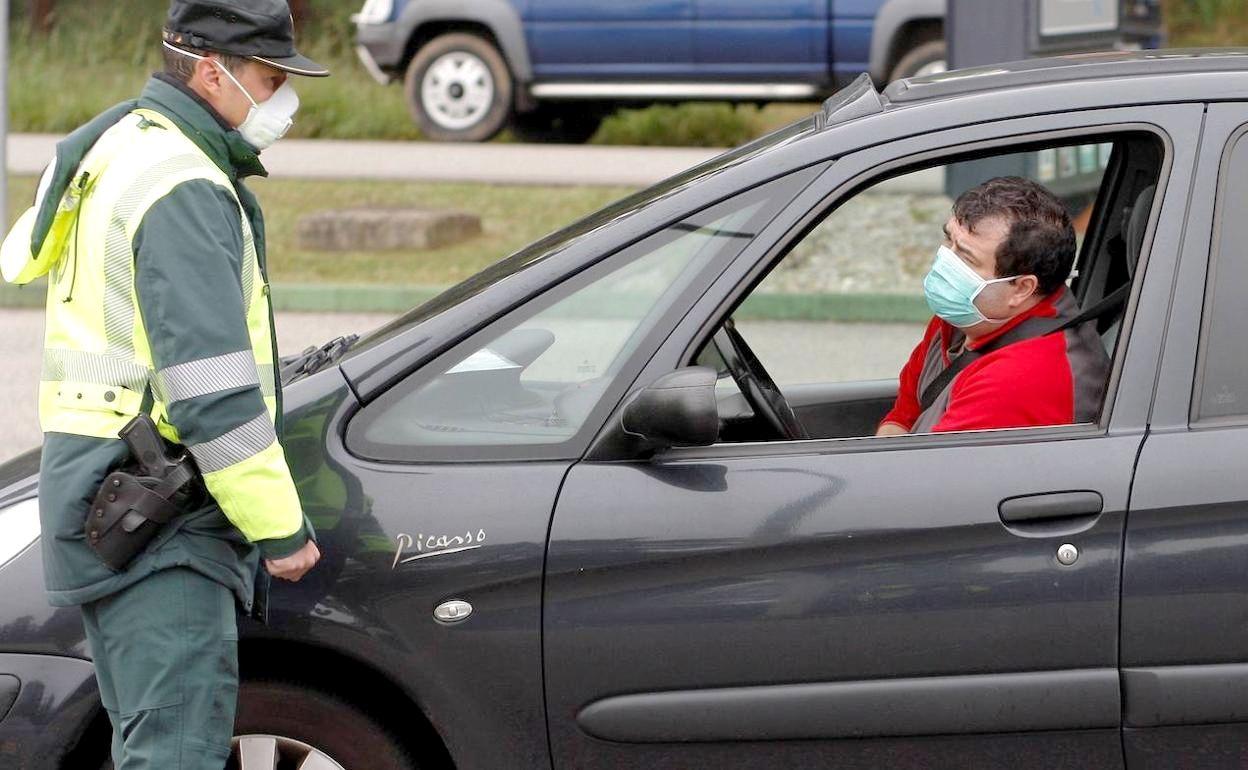 Imagen de un control dela Guardia Civil durante el periodo de confinamiento.