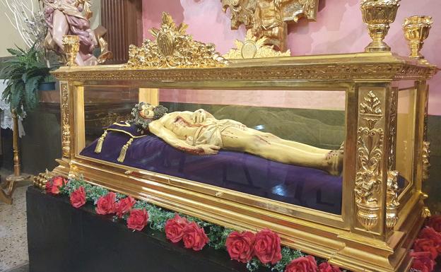 Galería. El Santo Cristo resguardado en una urna dorada. 