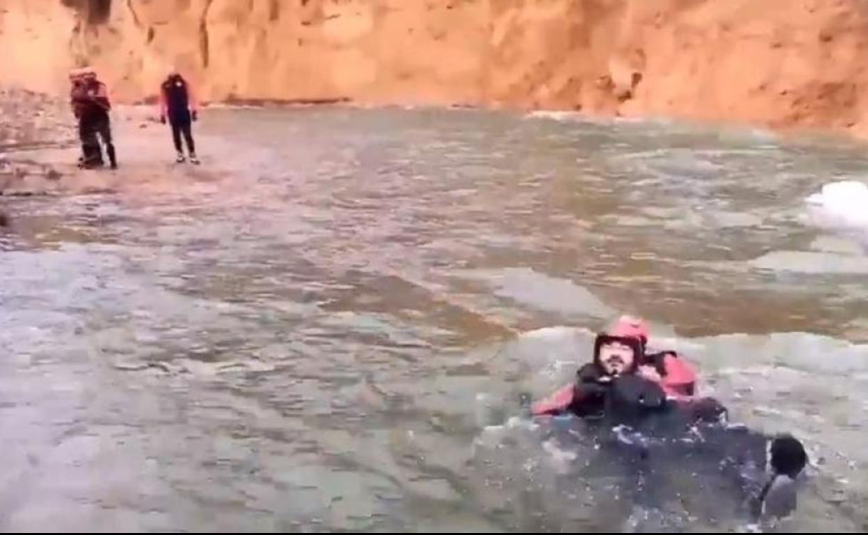 Efectivos de la UME durante un rescate en las embravecidas aguas de un río.