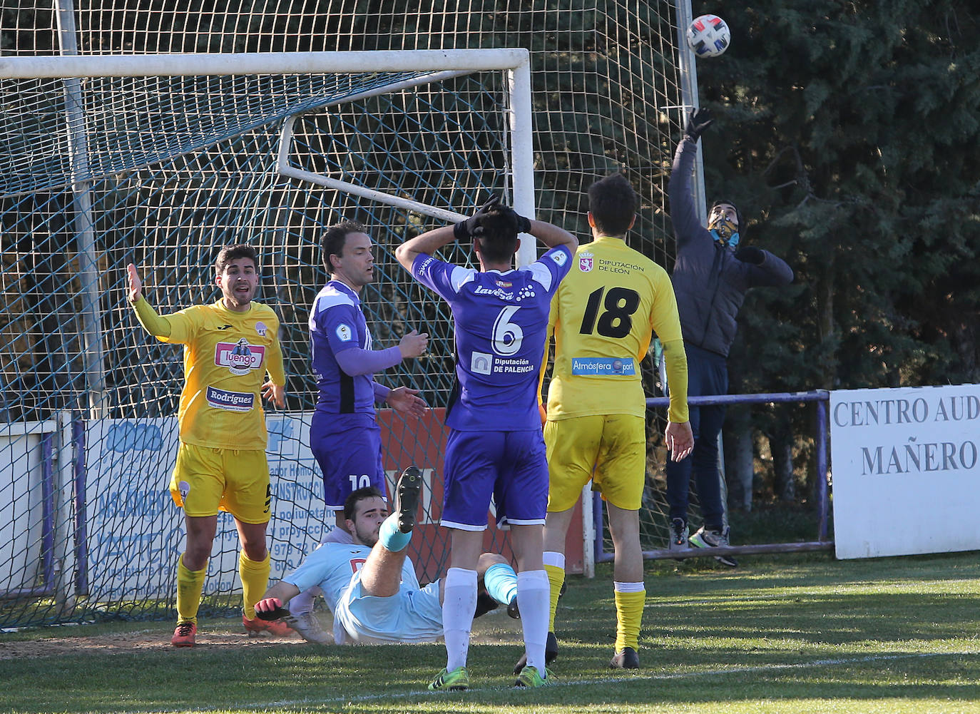 Fotos: La Bañeza gana el Becerril