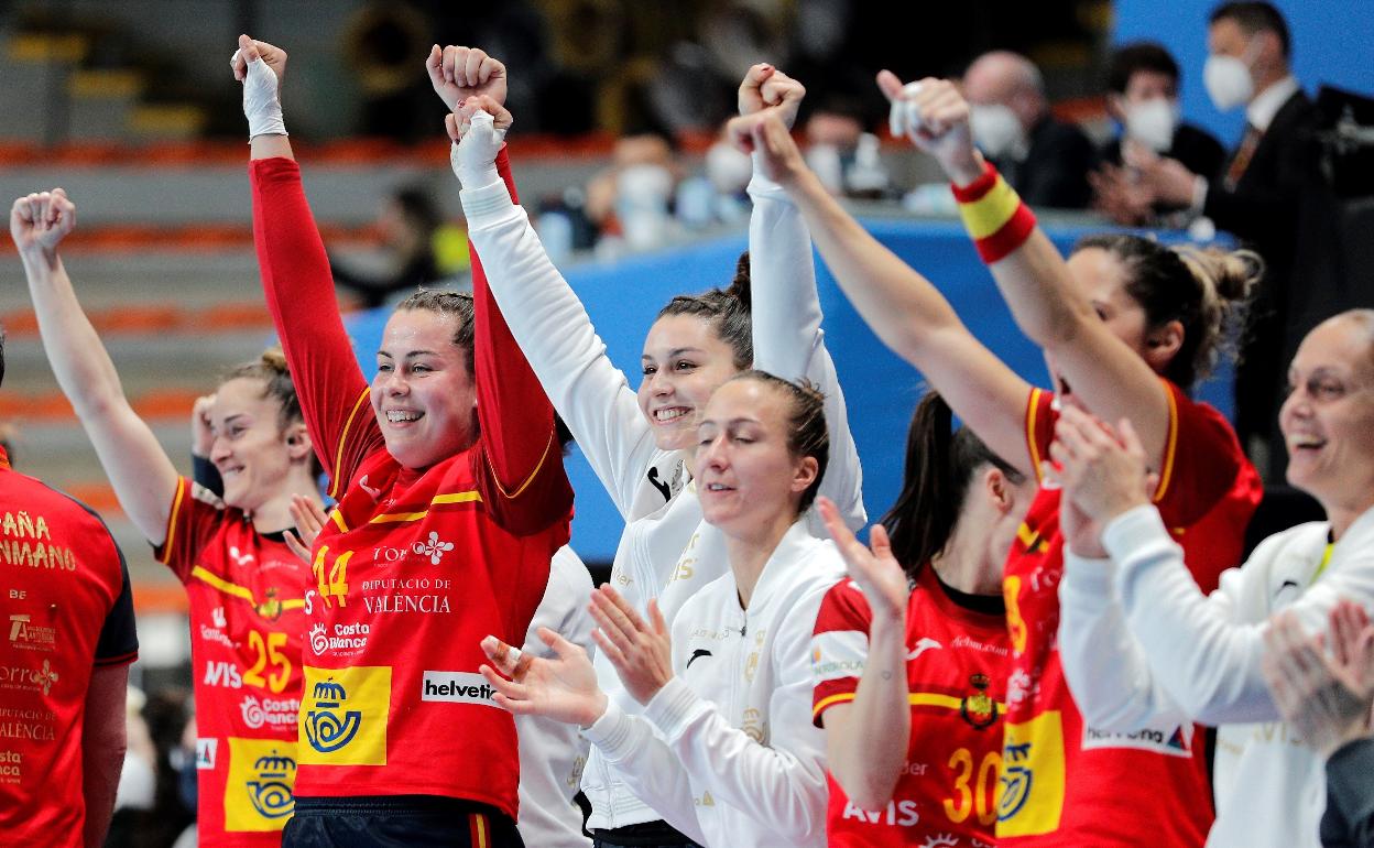 Las 'Guerreras' celebran un gol.