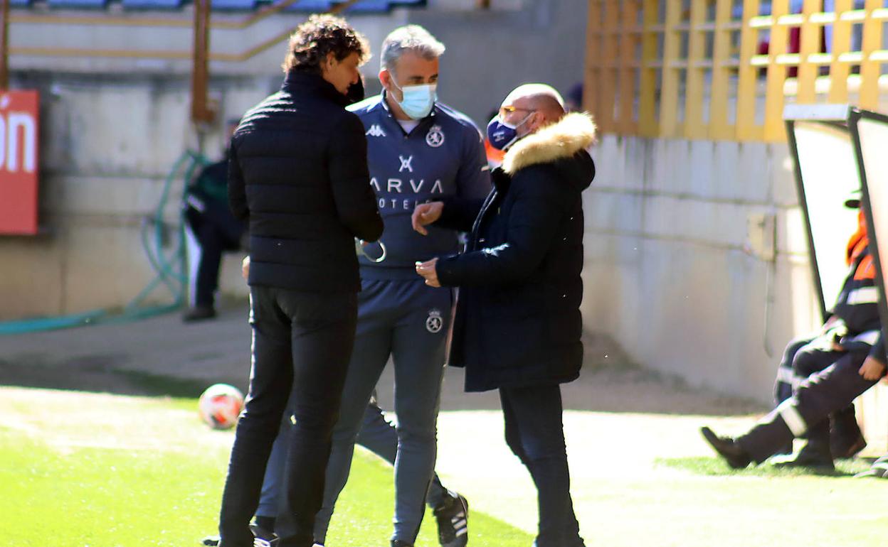 Idiakez conversa con Manel, entrenador del Marino, antes del partido.