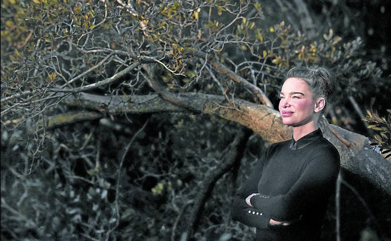 Beatriz Montañez, fotografiada junto a su casa.