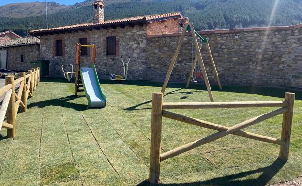 Instalaciones nuevas de un parque infantil. 