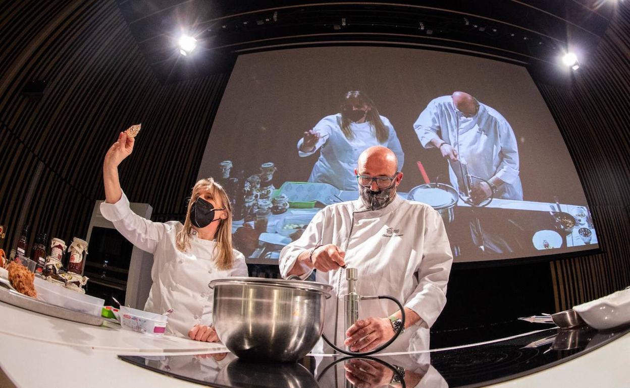 Yolanda y Juando del Restaurante Cocinandos en la presentación de los productos. 