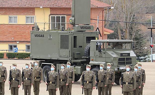 Imagen principal - Imágenes del acto en homenaje al sargento que fallecía hace 25 años.