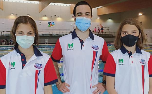 Claudia del Pozo y Ariadna Pérez, junto a su entrenador, Jonathan Moreno.