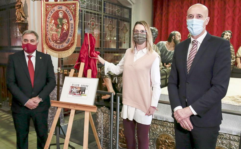 El alcalde de León, José Antonio Diez; la directora provincial de la ONCE, Alejandra Rodríguez y el presidente de la Hermandad de Santa Marta, Manuel Antonio Couso, asisten al acto de presentación del cupón de la ONCE dedicado al 75 aniversario de la Hermandad. 