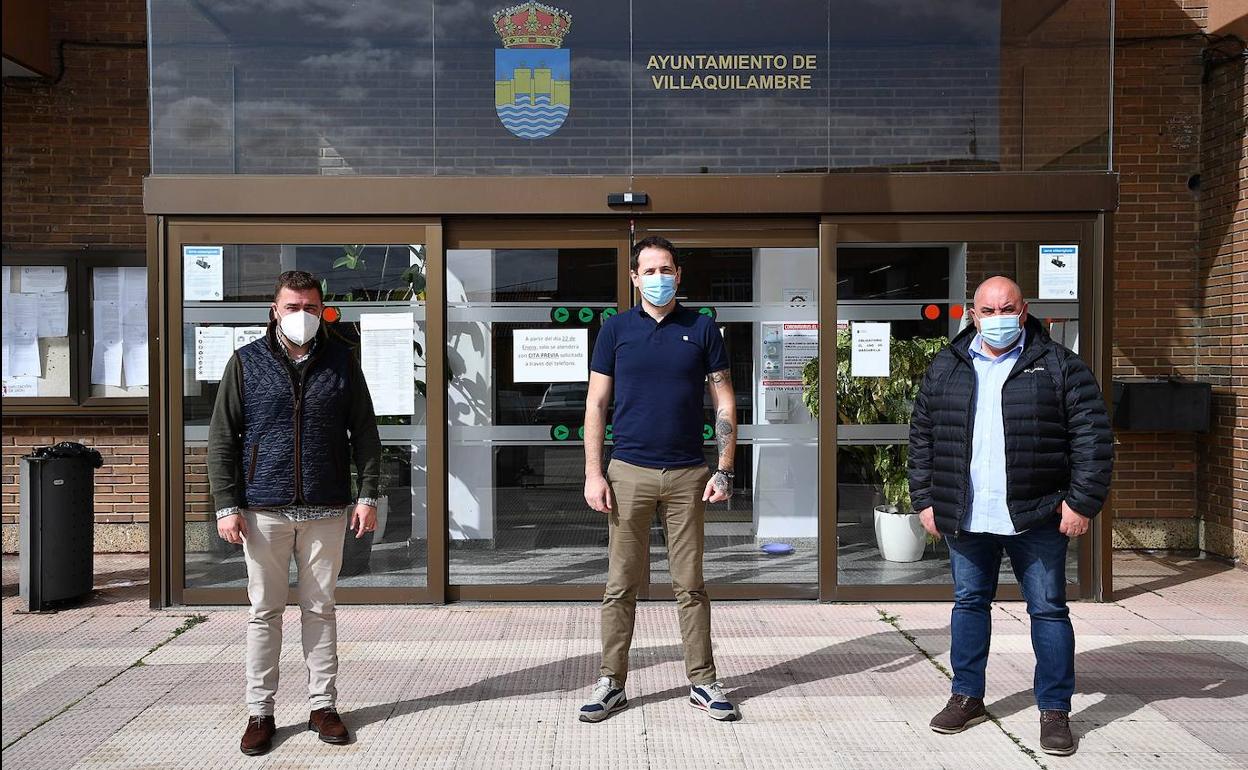 Los responables de la iniciativa posan junto a la puerta del Ayuntamiento de Villaquilambre.