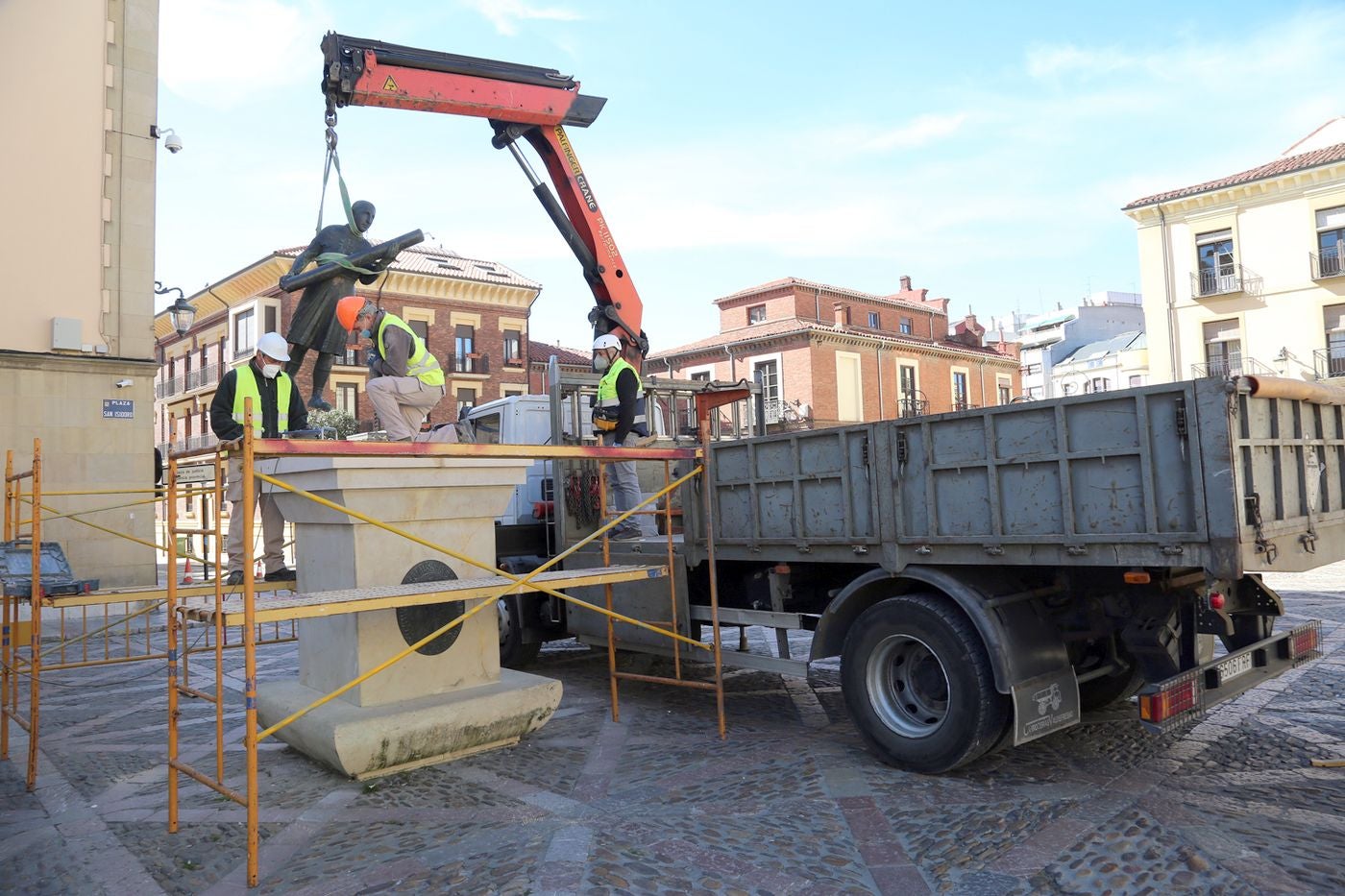 El Ayuntamiento de León restaura la escultura de Las Cabezadas | El Centro de Oficios y Artes Plásticas se ha encargado de los trabajos del conjunto del asturiano José Luis Fernández. 