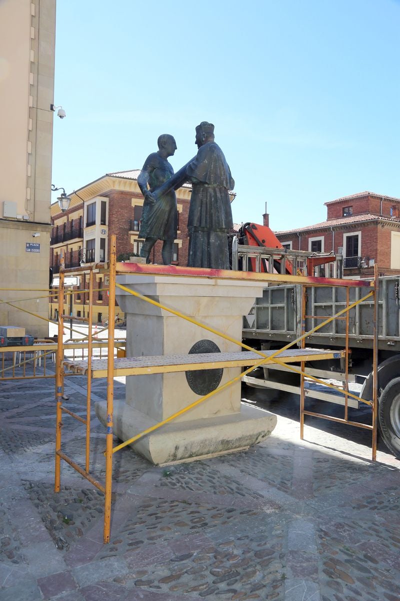 El Ayuntamiento de León restaura la escultura de Las Cabezadas | El Centro de Oficios y Artes Plásticas se ha encargado de los trabajos del conjunto del asturiano José Luis Fernández. 