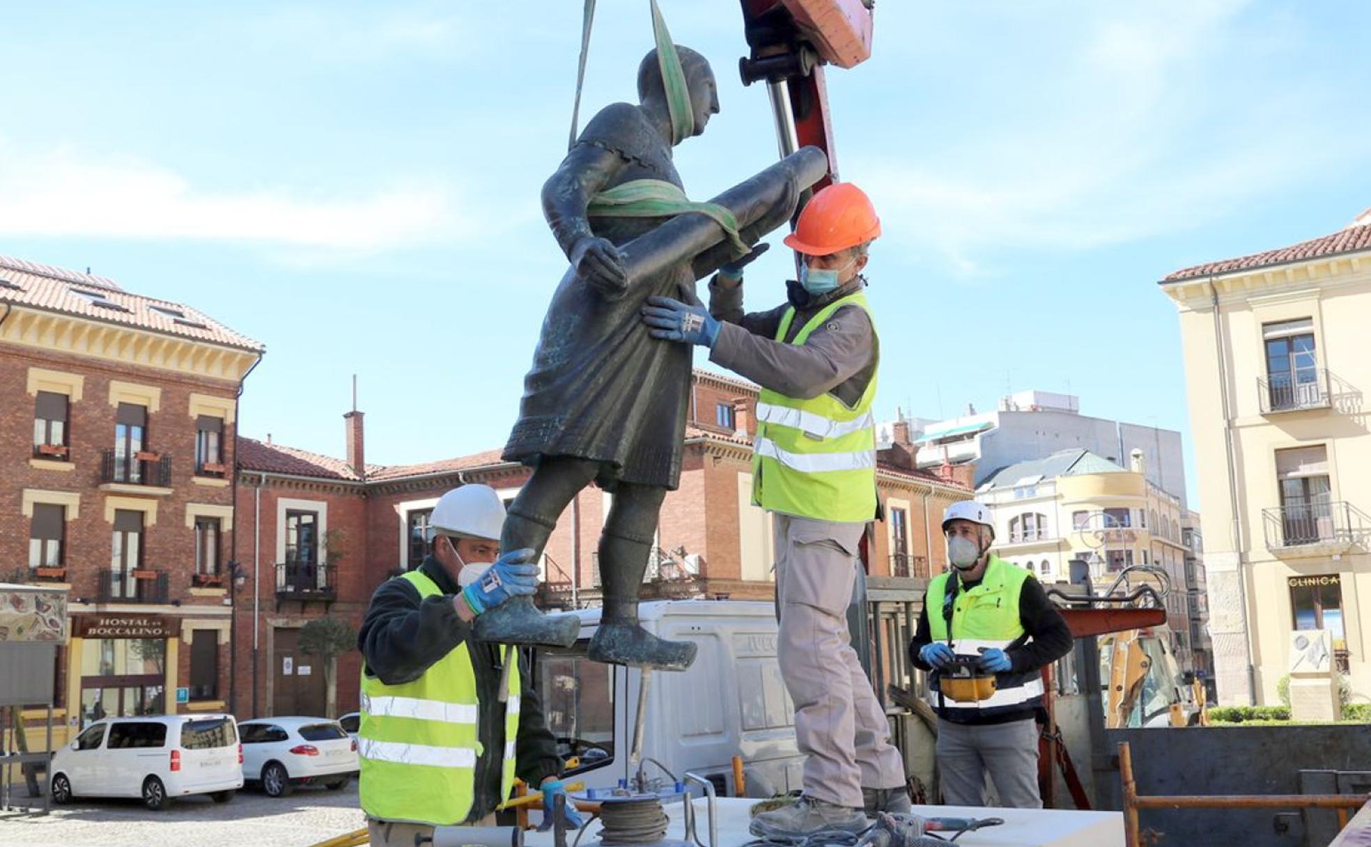 Momento en el que las piezas conmemorativas de 'Las Cabezadas' regresan a la plaza de San Isidoro. 