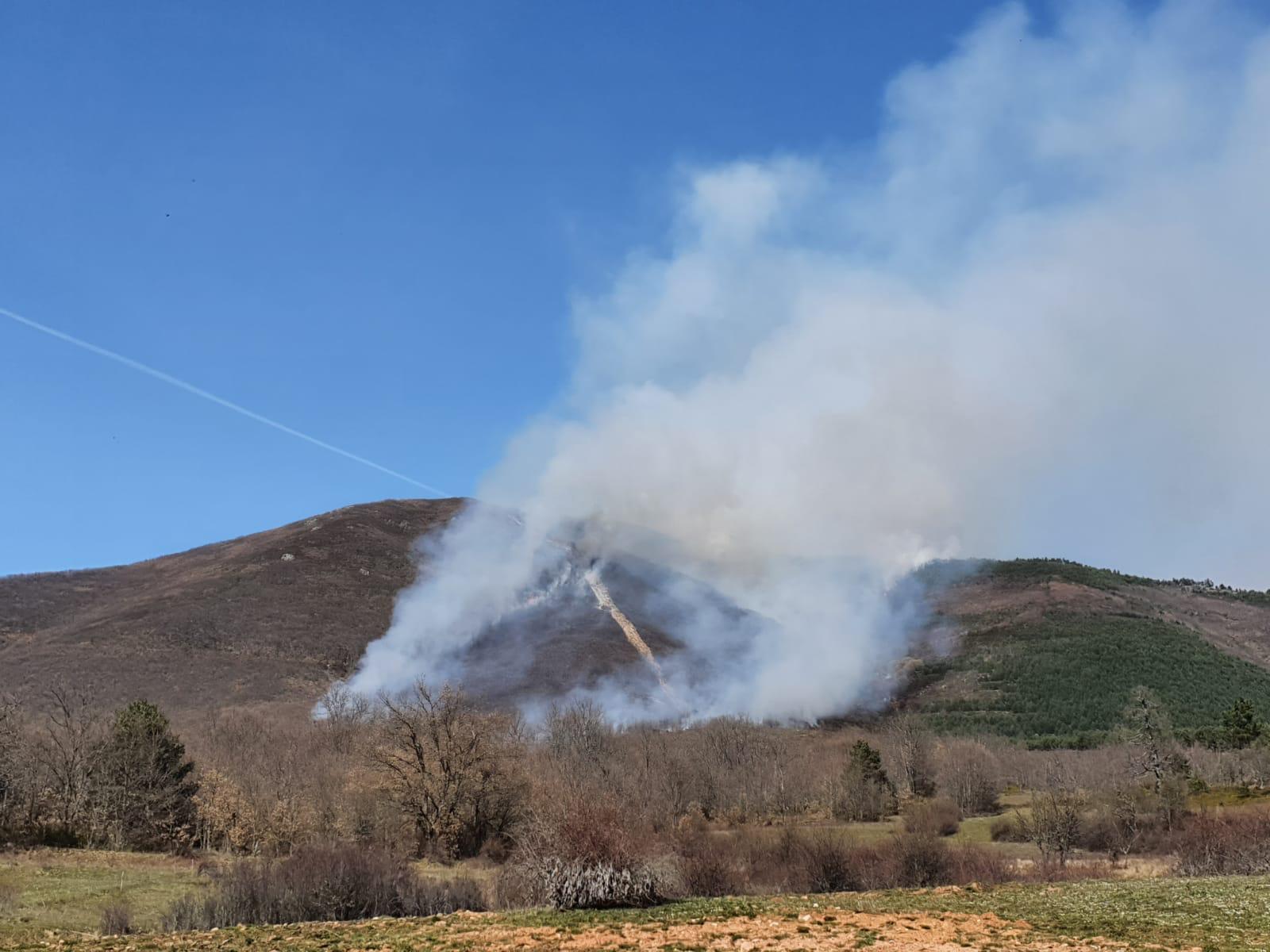 Las llamas, que asolan la ladera del pinar del Pico Muela, han obligado a actuar a medios terrestres y dos helicópteros.