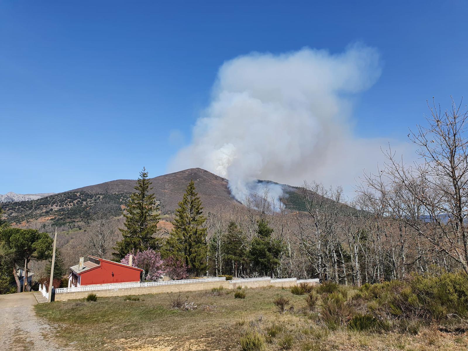 Las llamas, que asolan la ladera del pinar del Pico Muela, han obligado a actuar a medios terrestres y dos helicópteros.