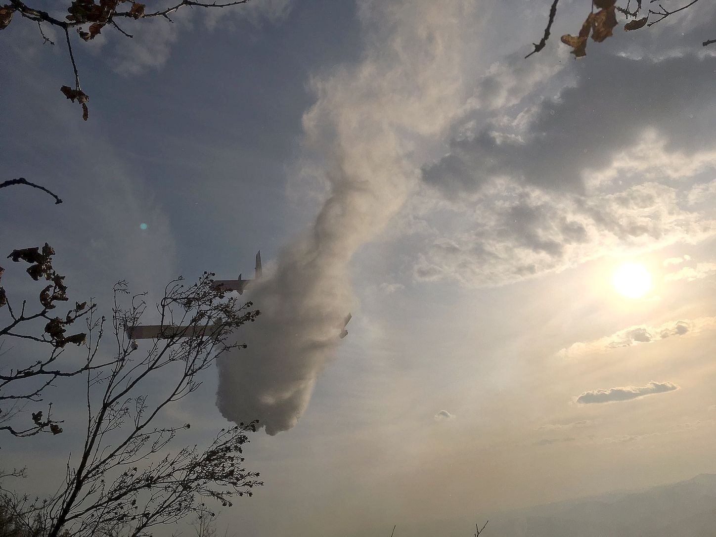 Las llamas, que asolan la ladera del pinar del Pico Muela, han obligado a actuar a medios terrestres y dos helicópteros.