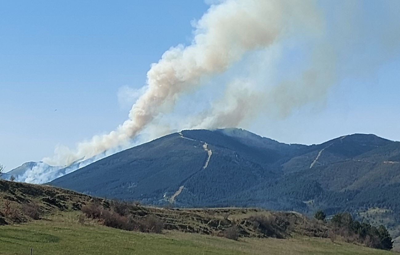 Las llamas, que asolan la ladera del pinar del Pico Muela, han obligado a actuar a medios terrestres y dos helicópteros.