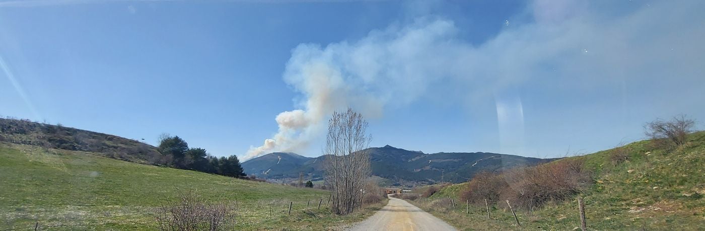 Las llamas, que asolan la ladera del pinar del Pico Muela, han obligado a actuar a medios terrestres y dos helicópteros.