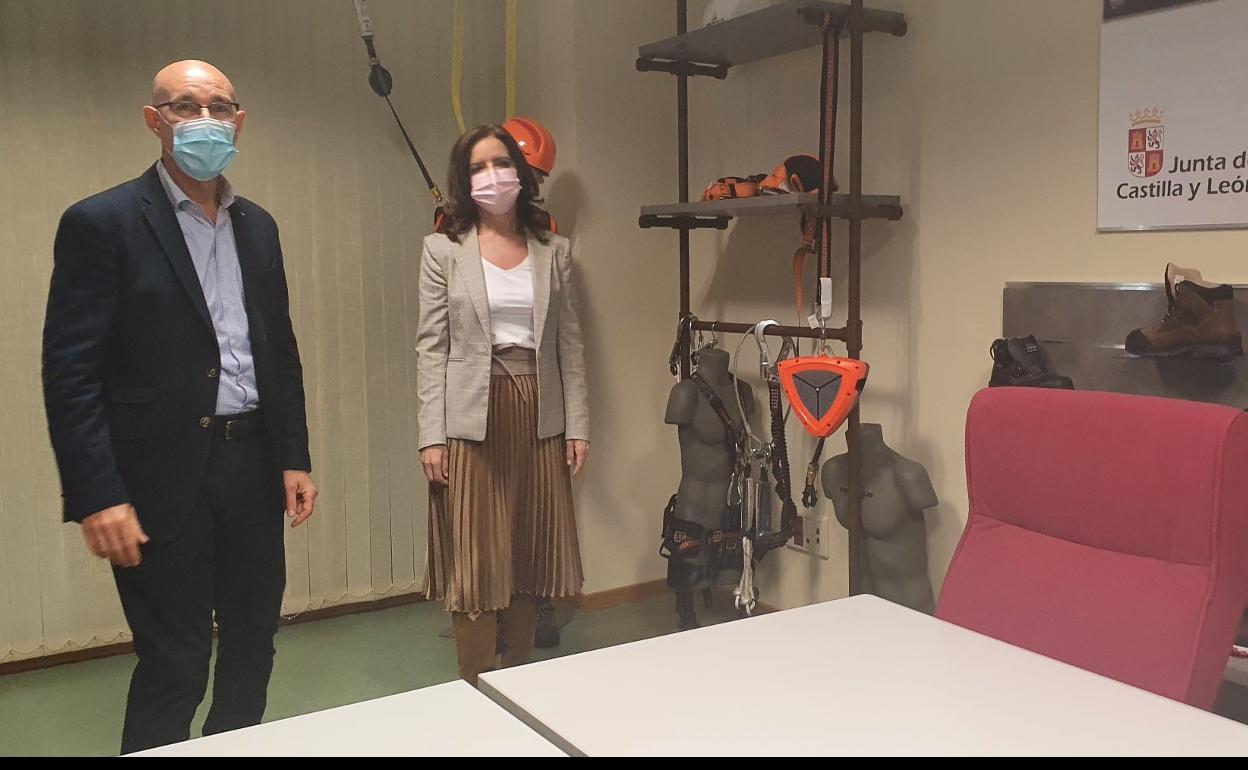 La consejera de Empleo, Ana Carlota Amigo, en su visita al Centro de Seguridad y Salud Laboral de Castilla y León ubicado en León.