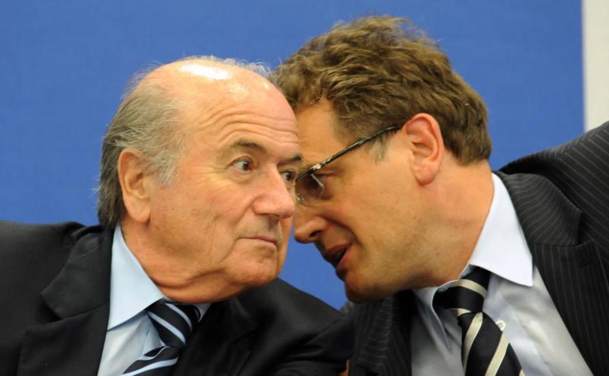 Joseph Blatter y Jérome Valcke, durante un acto de FIFA.