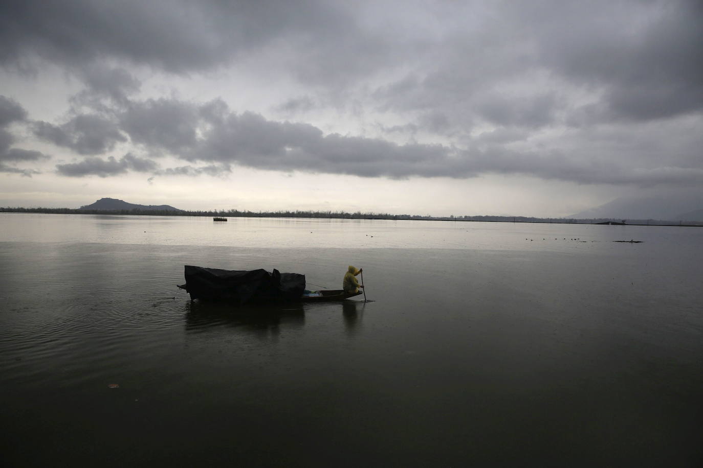 El lago Dal es el más famoso de Srinagar, la capital de verano de Jammu y Cachemira, India. Es muy conocido por su espectacular extensión de agua, sobre la que destacan sus casas de madera flotantes de estilo victoriano. El conjunto es un lugar único con vistas que hipnotizan.